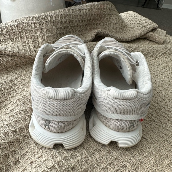 On Running Women's Athletic Shoes - Light Gray - Picture 4 of 8